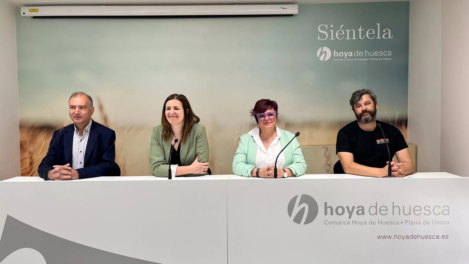 Javier Sánchez, Mónica Soler, Sofía Avellanas y Nacho Robredo han presentado la Feria del Queso de Almudévar en la sede comarcal. Foto Mercedes Manterola