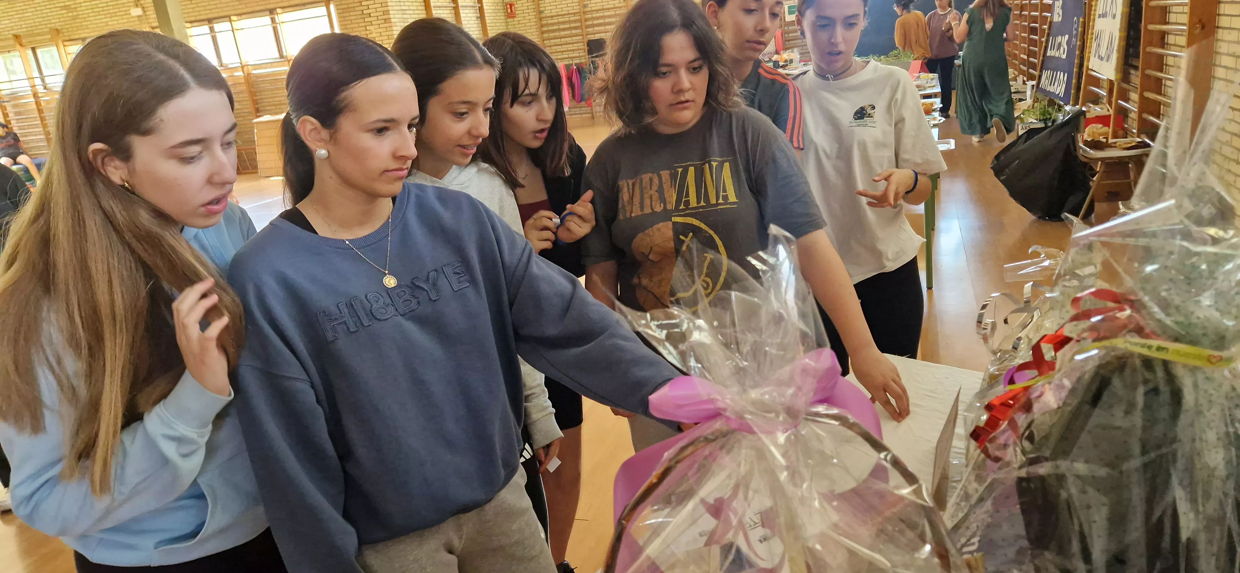 Actividad realizada en el IES Lucas Mallada para visibilizar la ictiosis. Foto Myriam Martínez