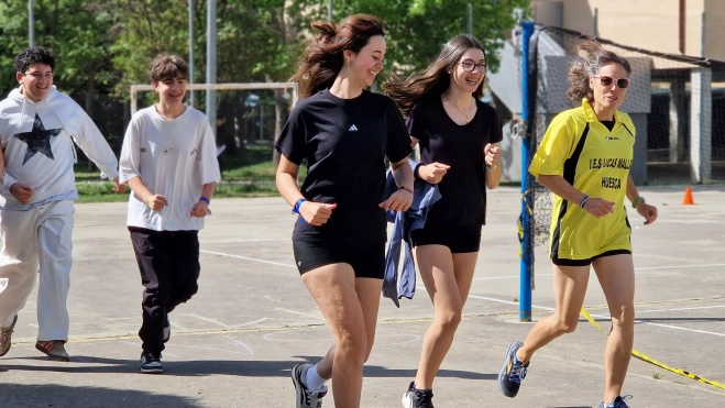 Actividad realizada en el IES Lucas Mallada para visibilizar la ictiosis. Foto Myriam Martínez