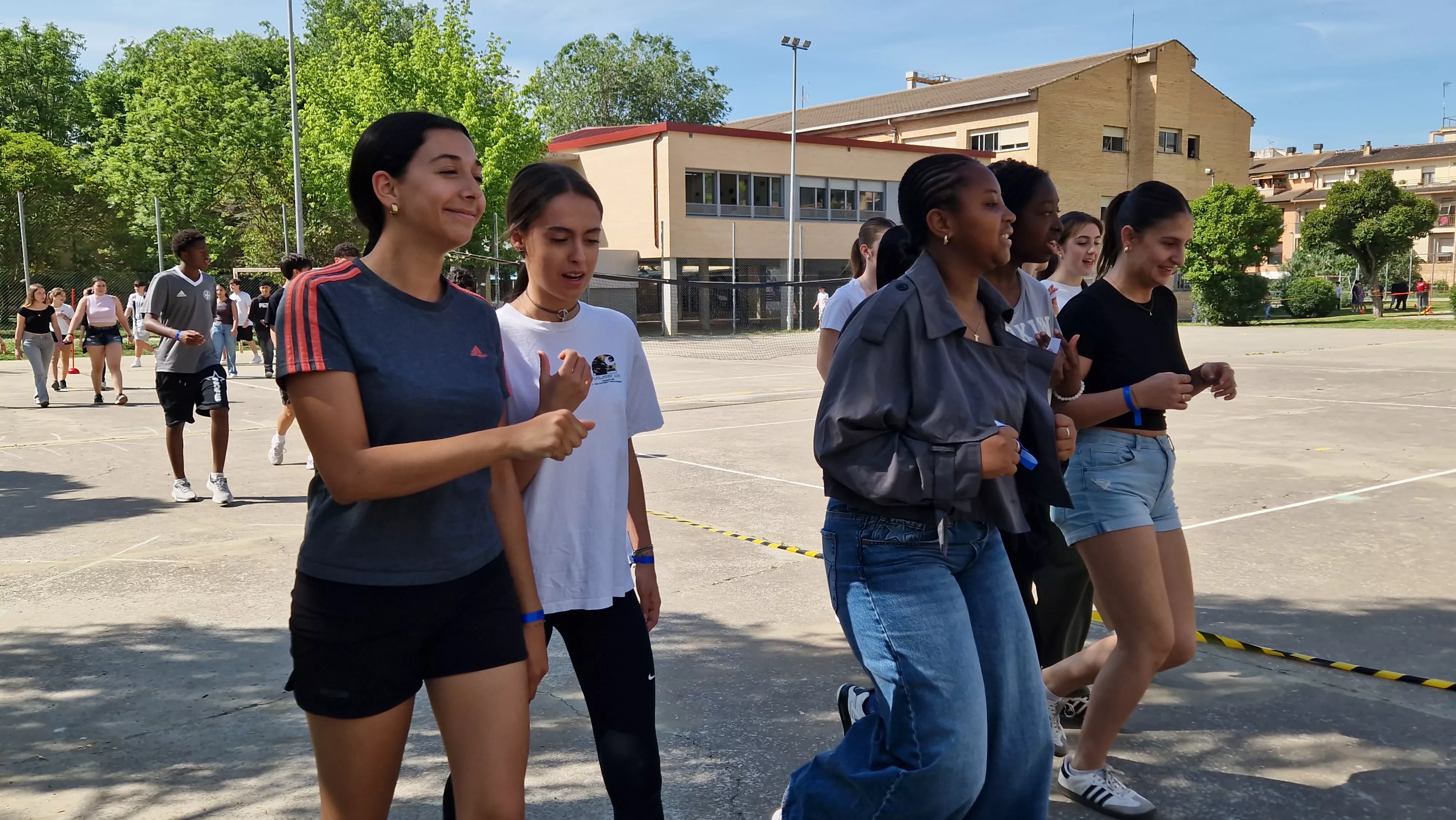 Actividad realizada en el IES Lucas Mallada para visibilizar la ictiosis. Foto Myriam Martínez