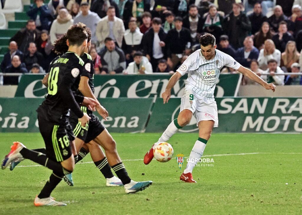 Juan Villar, jugador del Córdoba, golpea un balón. Foto: Córdoba CF