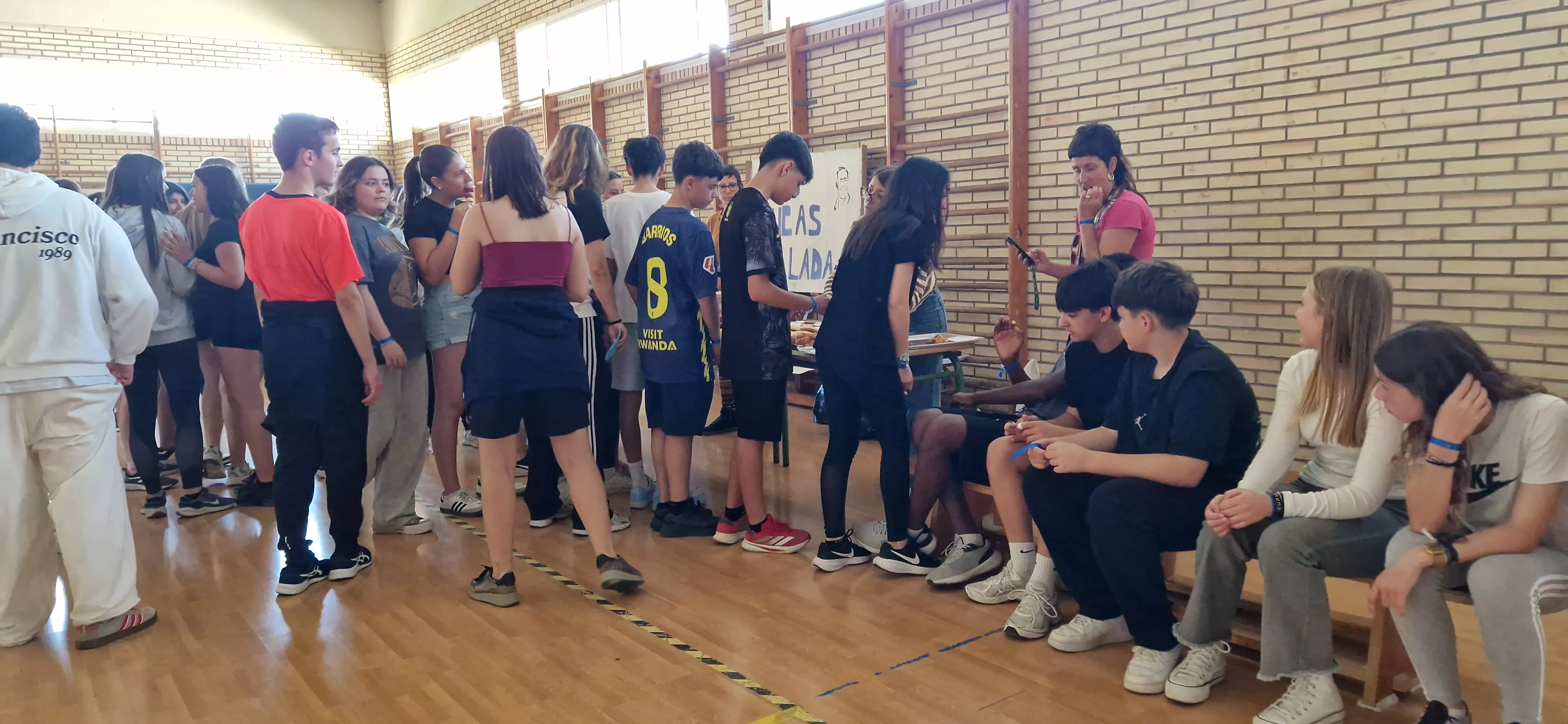 Actividad realizada en el IES Lucas Mallada para visibilizar la ictiosis. Foto Myriam Martínez