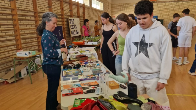 Actividad realizada en el IES Lucas Mallada para visibilizar la ictiosis. Foto Myriam Martínez