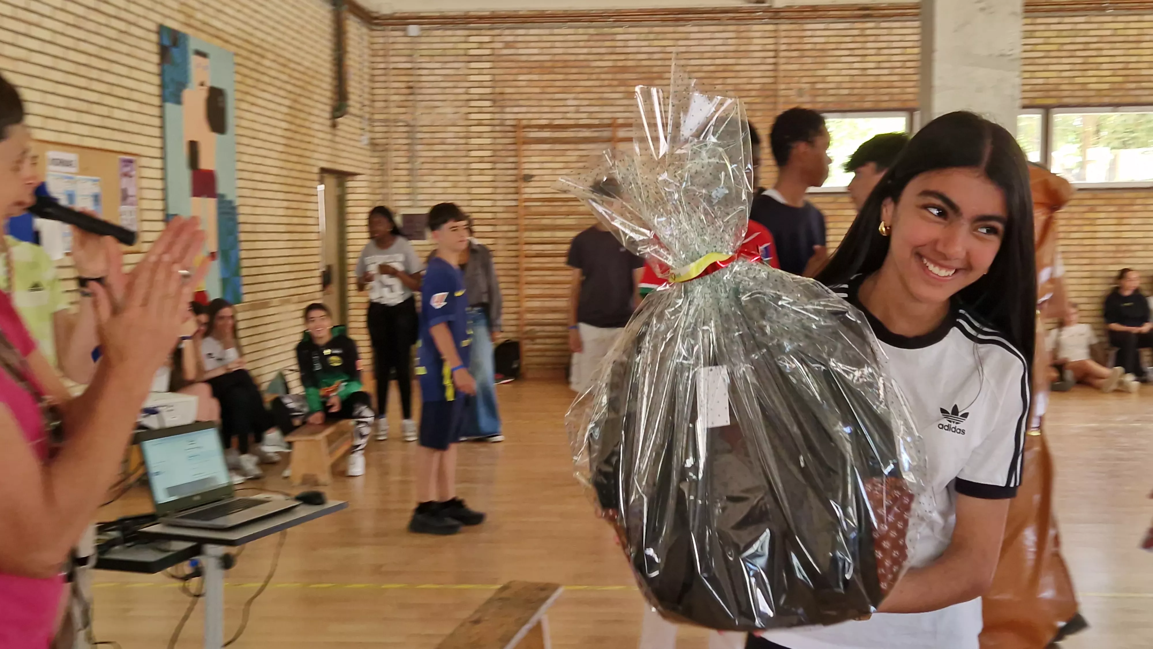 Actividad realizada en el IES Lucas Mallada para visibilizar la ictiosis. Foto Myriam Martínez