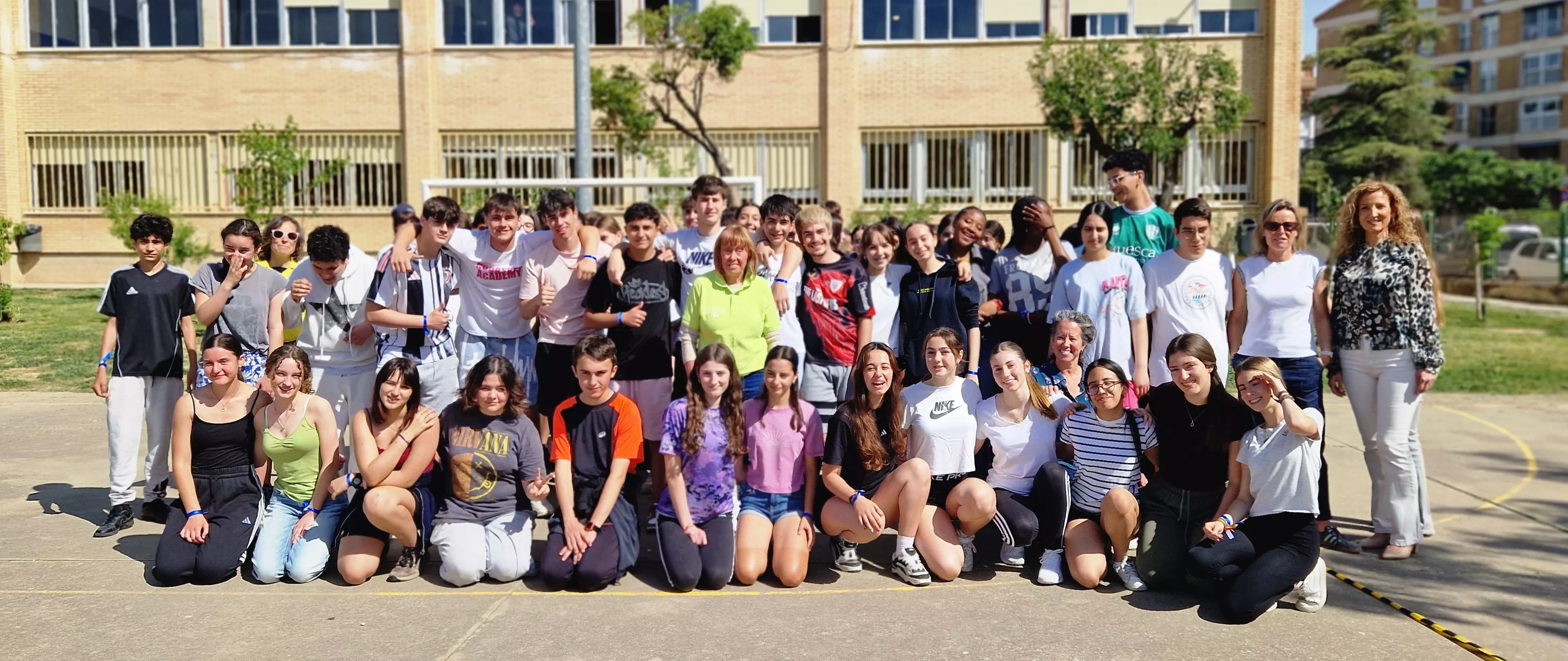 Actividad realizada en el IES Lucas Mallada para visibilizar la ictiosis. Foto Myriam Martínez