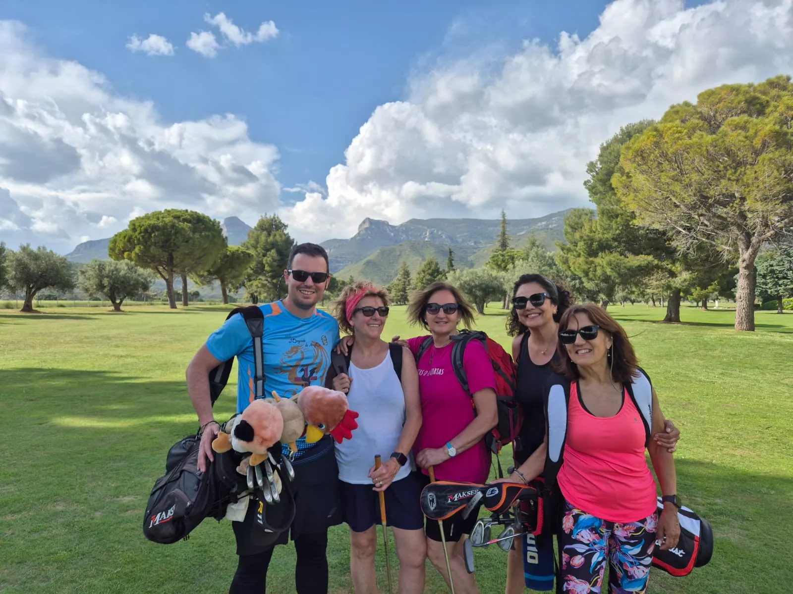 Un grupo de los últimos en practicar en el Golf de Guara