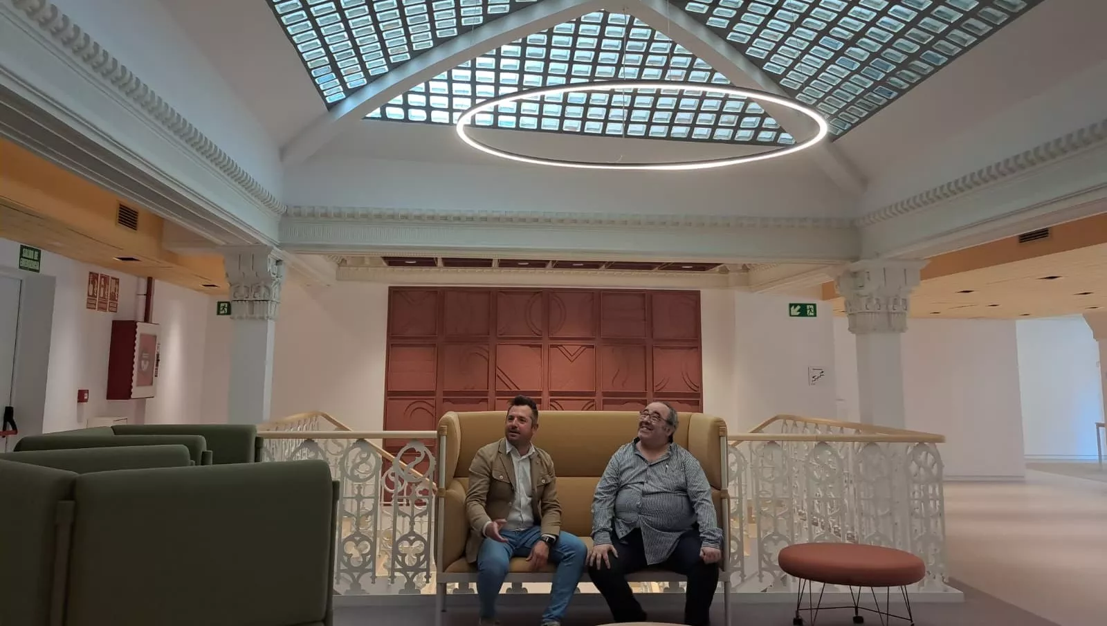 La nueva Biblioteca de Barbastro empieza a tomar forma con la llegada del mobiliario.