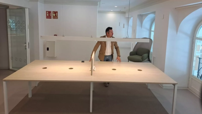 Mesa de estudio en la nueva biblioteca de Barbastro.