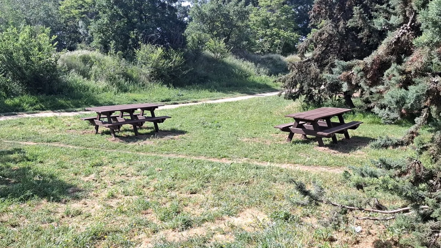 Ocho mesas de picnic refuerzan en Huesca el uso público de Balsas de Chirín.