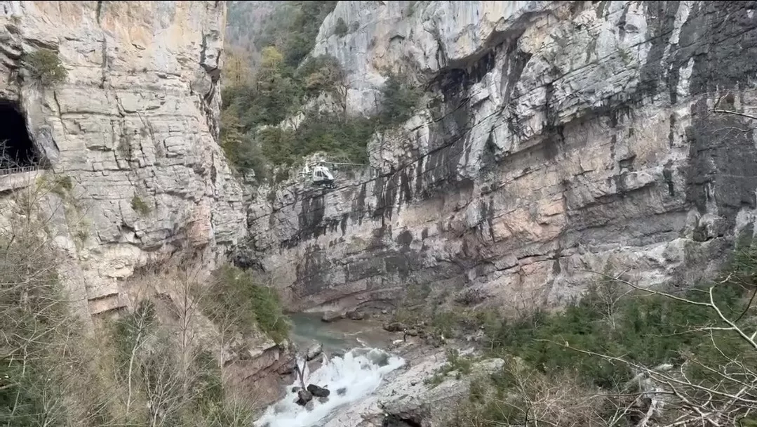 La Guardia Civil advierte de no saltar a una poza del barranco Boca del Infierno por la presencia de un vehículo hundido.