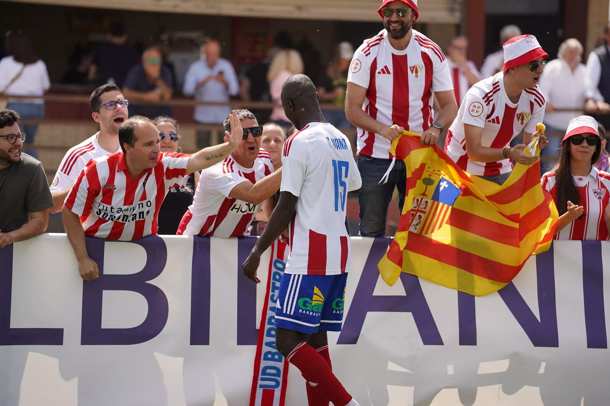 Aficionados del Barbastro arropan a Nana en el último partido. Foto: Dani Vidal @fotomaniafut
