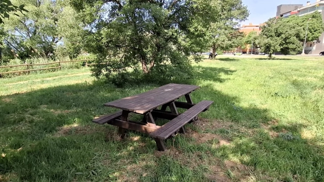 El Ayuntamiento instala nuevo mobiliario sostenible en Balsas de Chirín.