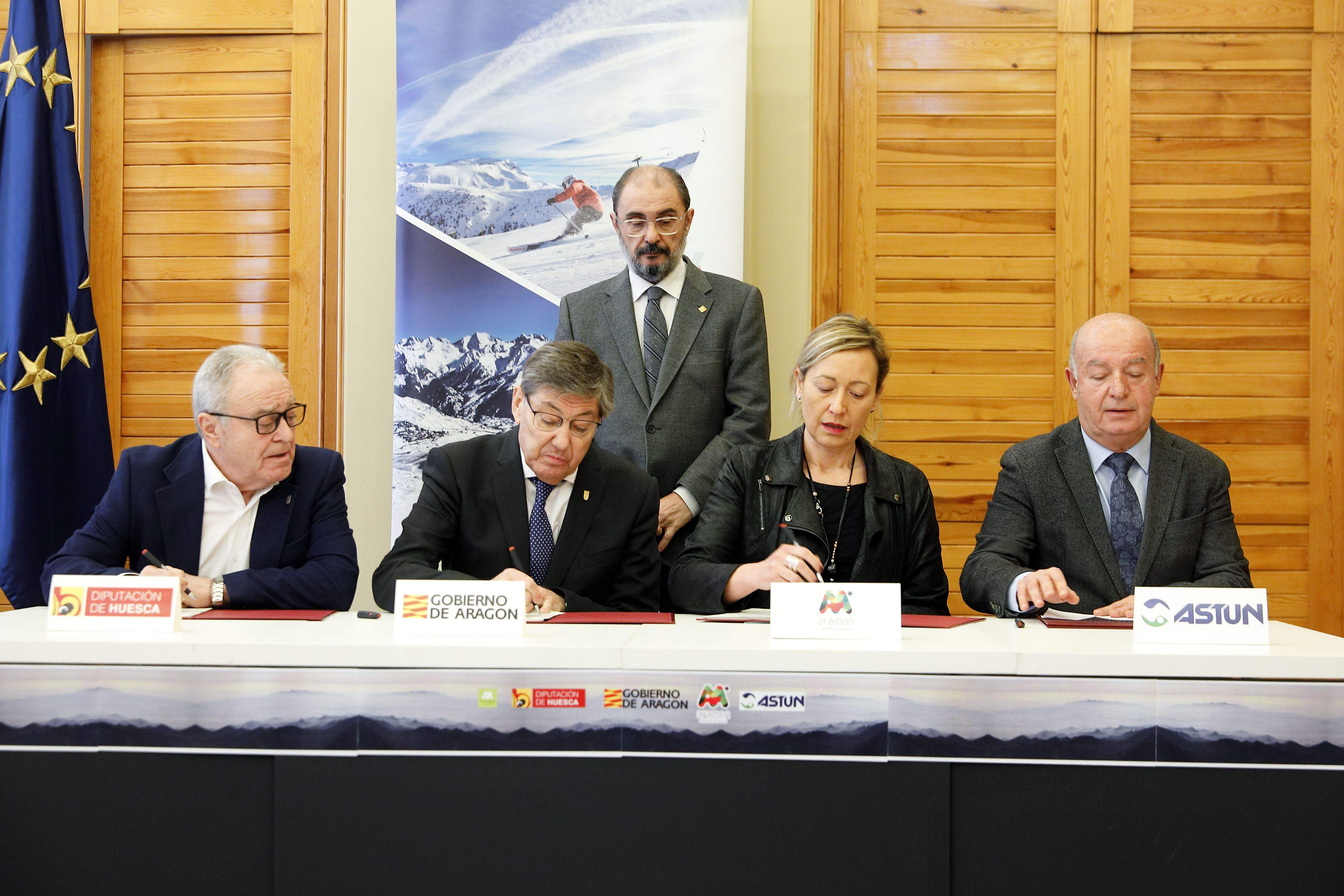 Gracia, Aliaga, Gastón y Santacruz suscriben el convenio de colaboración para la unión de Astún y Formigal.