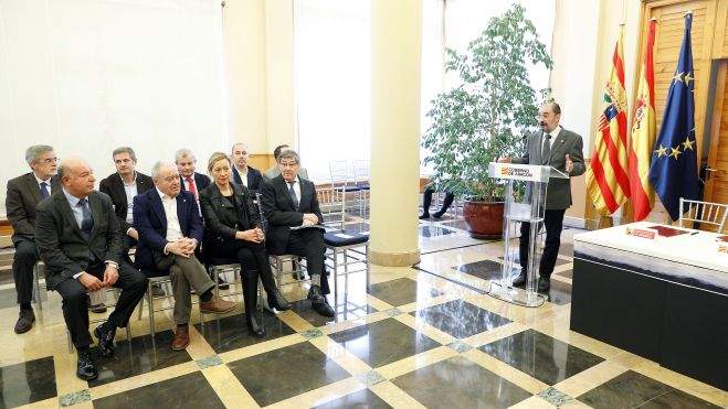 Participantes en el acto de firma del convenio. Participantes en el acto de firma del convenio.