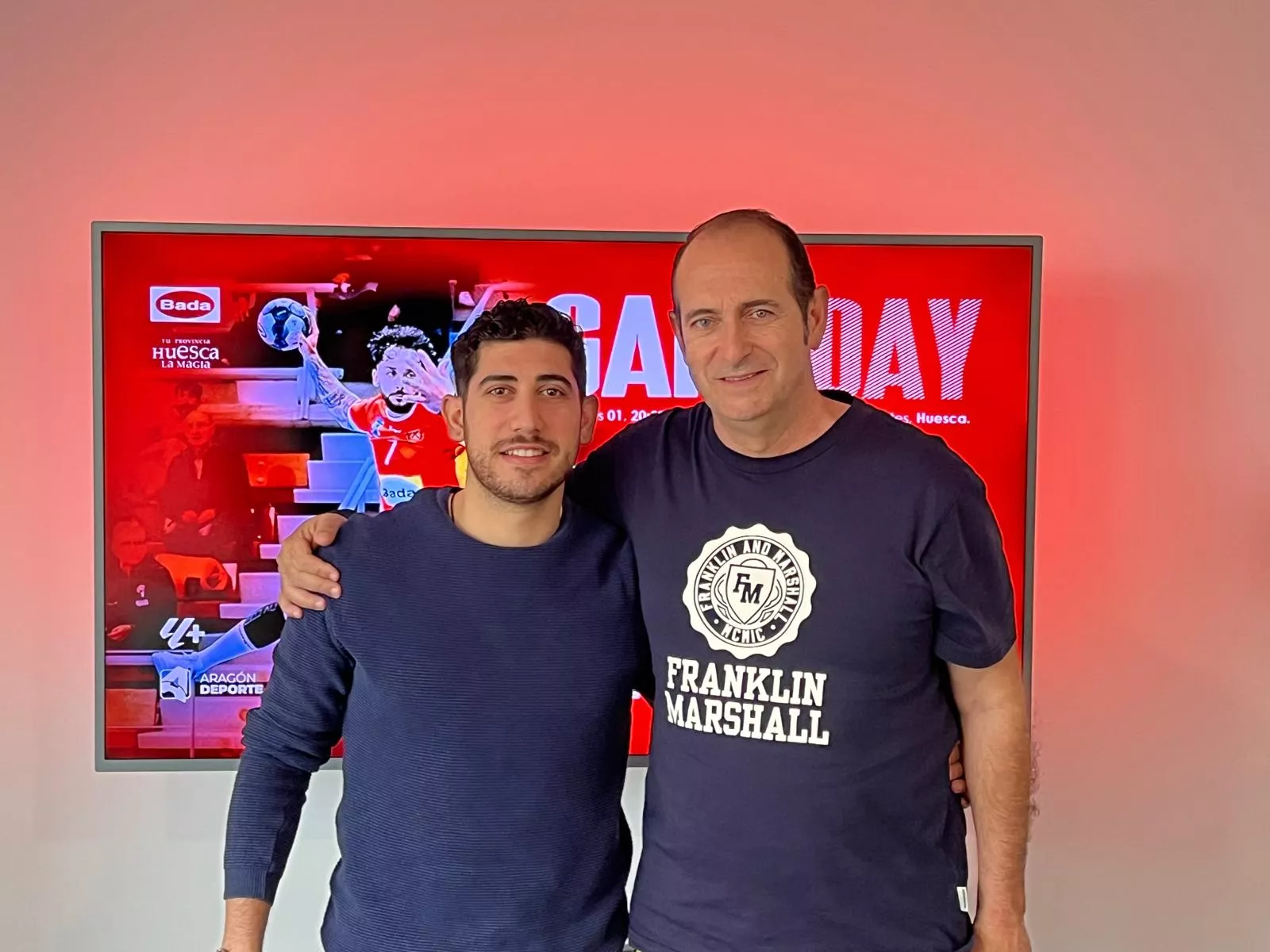 Charly Pérez y José Nolasco. Nolasco y su Bada Huesca se alían con la "competitividad" para afrontar un partido crucial ante Guadalajara. Foto: Adri Mora