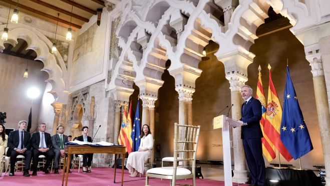 Jorge Azcón con la presidenta y la Mesa de las Cortes