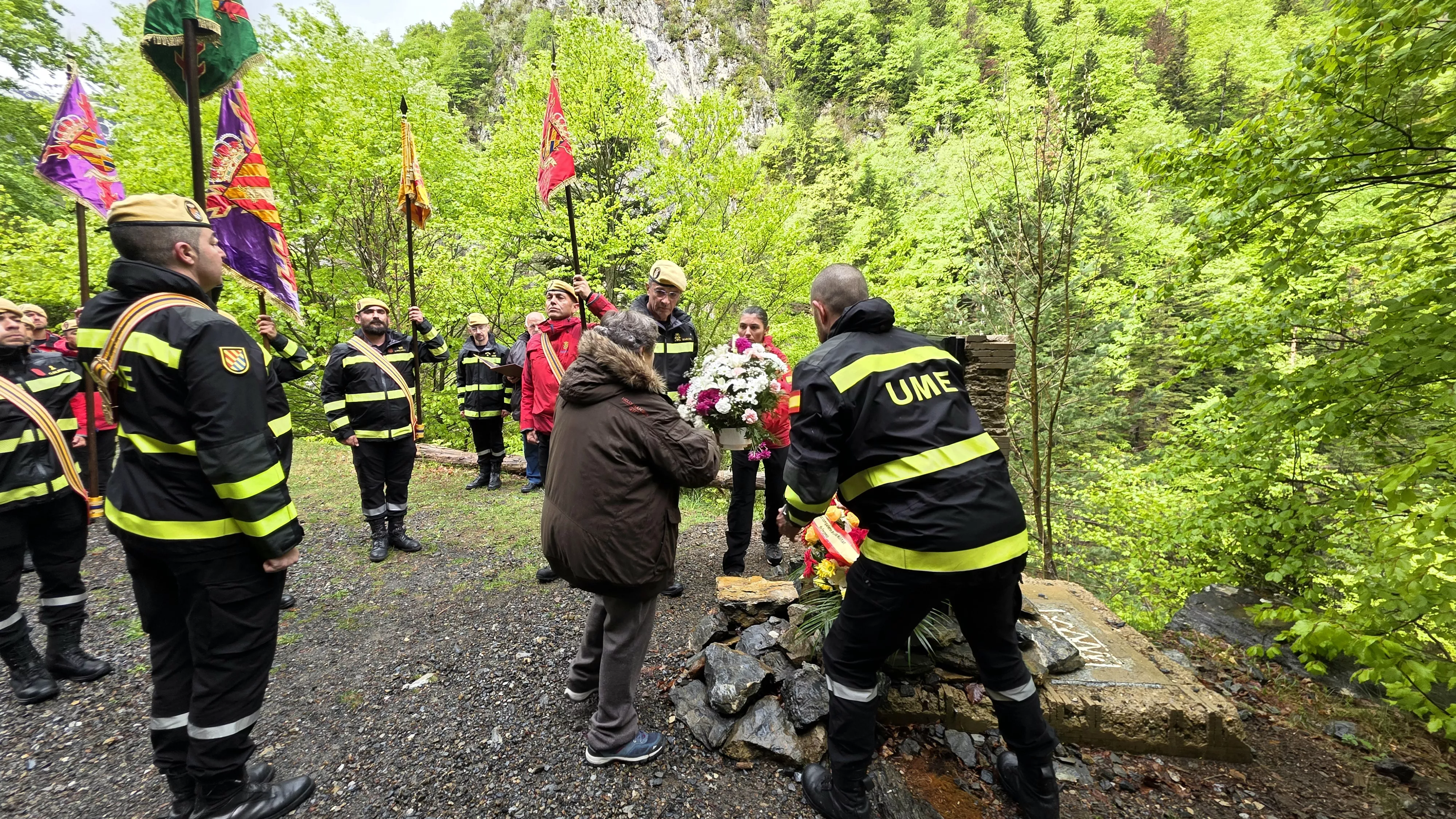 Ofrenda de Flores en el monolito que recuerda a Víctor Martín Rebollo