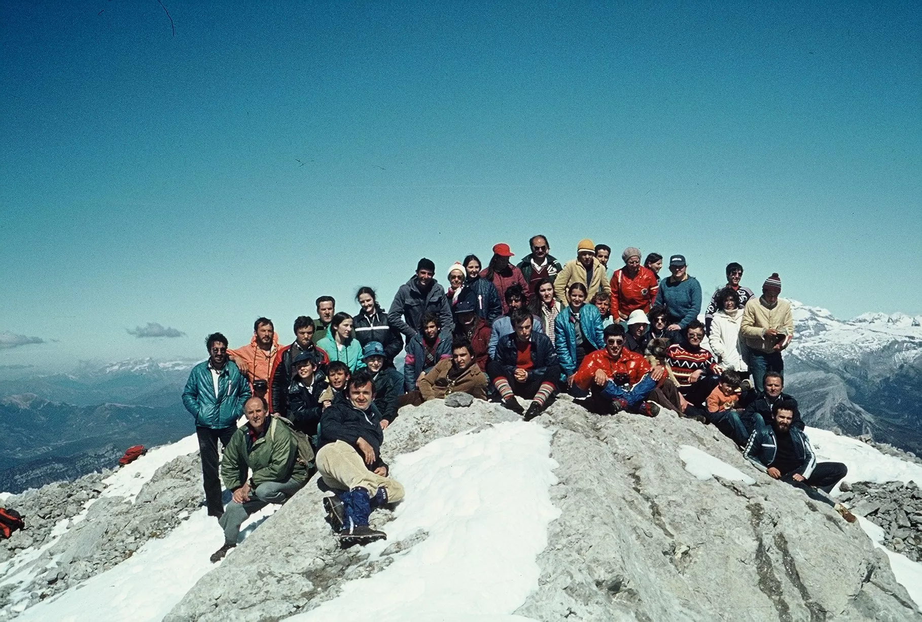1981 05 01. Cima Peña. Foto familia. R. Azón