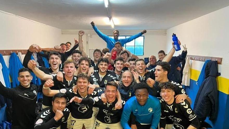 Jugadores del CD Robres celebran la última victoria ante el Almudévar. 