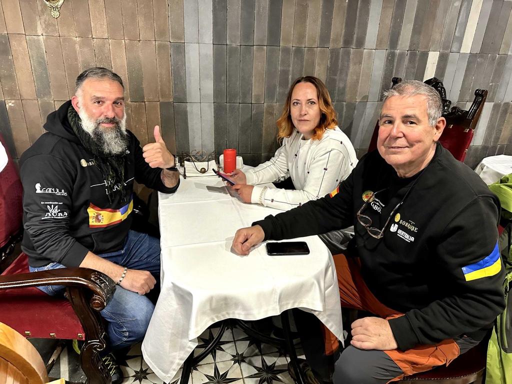 Javier Martín y Just Antolín, con Natacha Yakoleva (la traductora en la segunda expedición) en medio