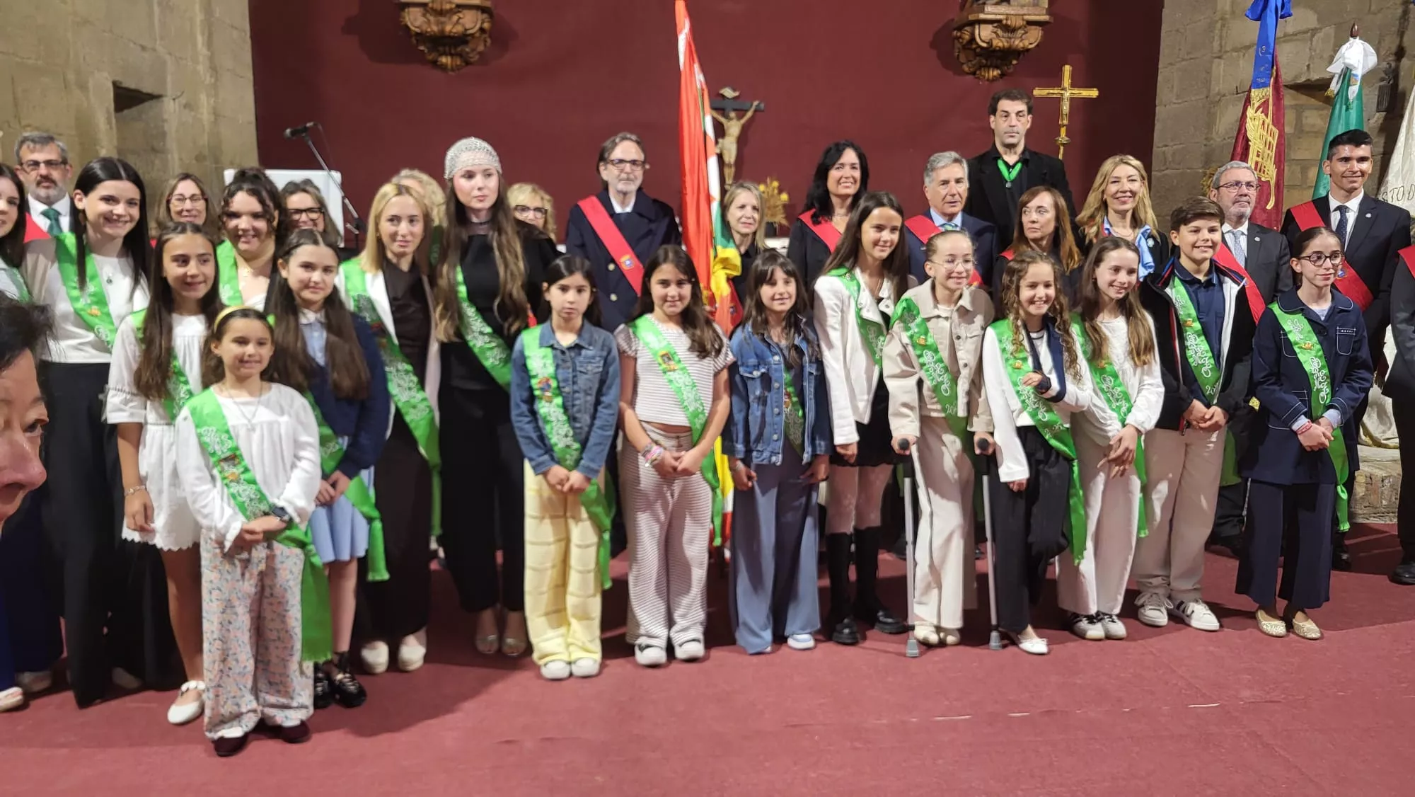 Mairalesas, corporación municipal y alcaldes de los núcleos pedáneos junto con representantes de las cofradías en Loreto
