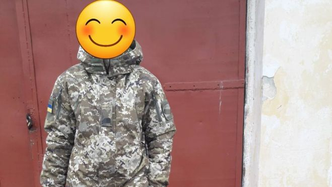 Un soldado ucraniano (por seguridad se les tapa la cara con estos emoticonos) con un generador enviado por los bomberos de Zaragoza Un soldado ucraniano (por seguridad se les tapa la cara con estos emoticonos) con un generador enviado por los bomberos de Zaragoza