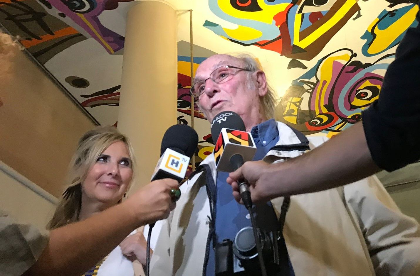 Carlos Saura y Eva Álvarez, coronados por el mural Elegía de Antonio Saura