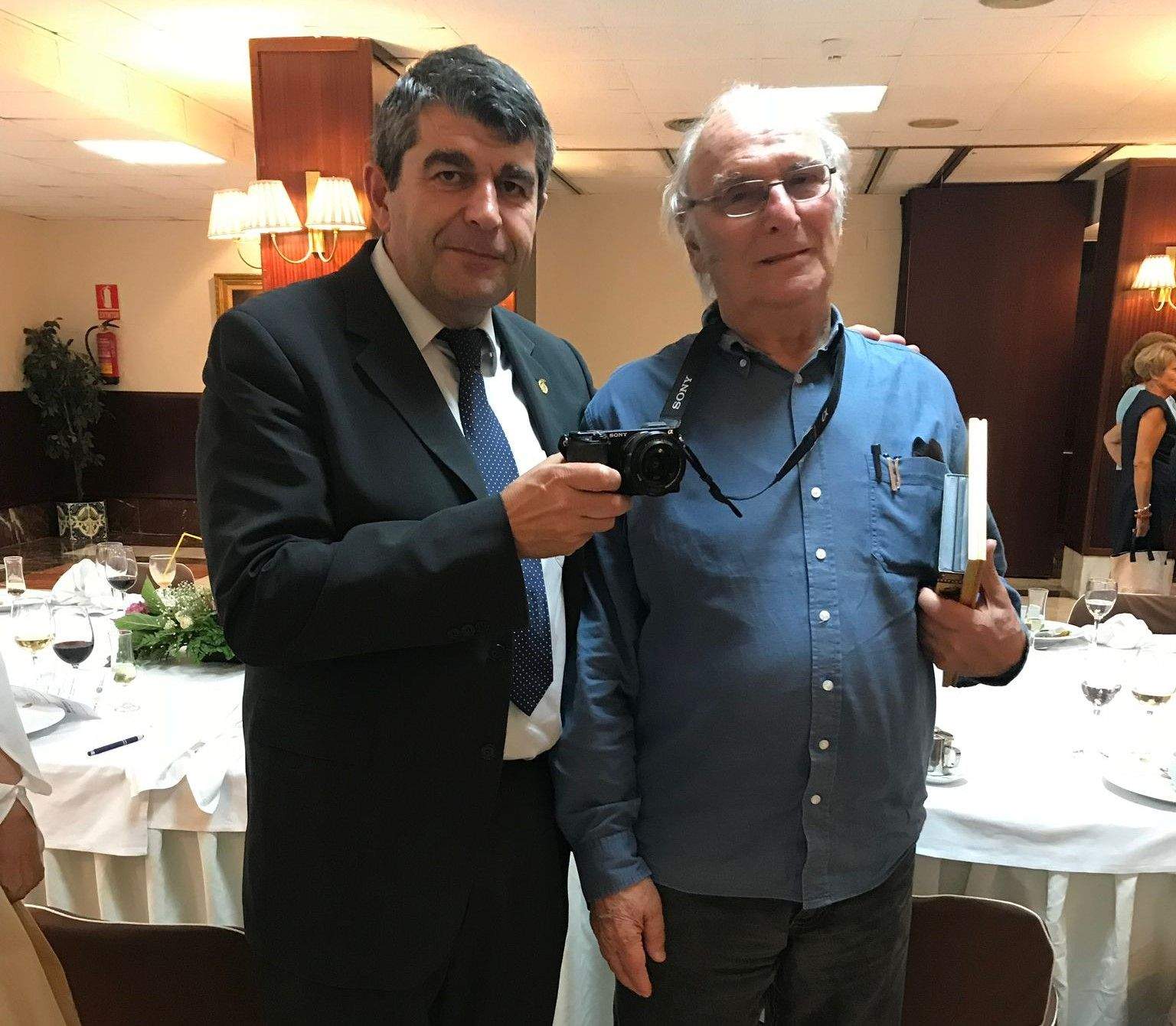 Ignacio Almudévar sostiene la icónica cámara de Carlos Saura