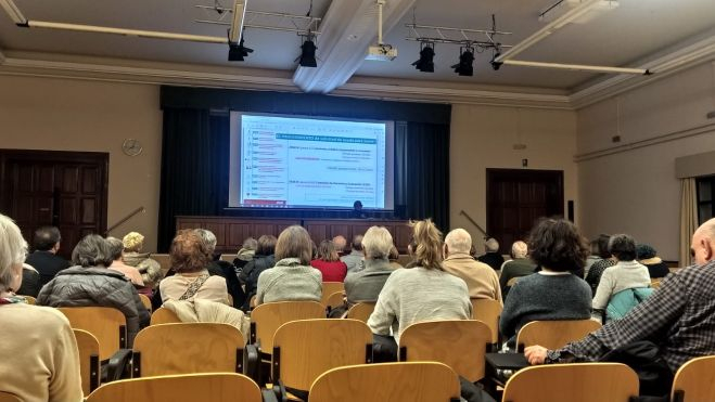 Consuelo Miqueo, impartiendo la conferencia para la Universidad de la Experiencia. Foto Joaquín Santafé Consuelo Miqueo, impartiendo la conferencia para la Universidad de la Experiencia. Foto Joaquín Santafé