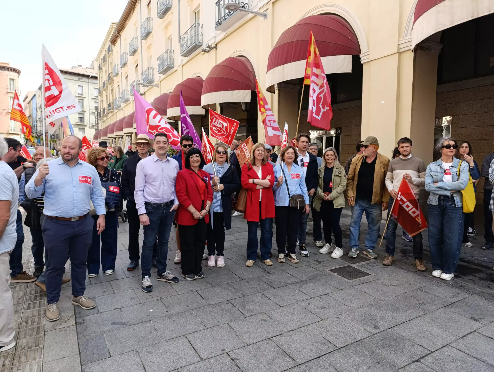 Miembros del PSOE han participado en la manifestación del 1º de Mayo convocada por UGT y CCOO en Huesca.