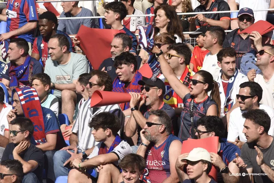 Afición del Huesca en el último derbi. Mi cronología de un despropósito compartido