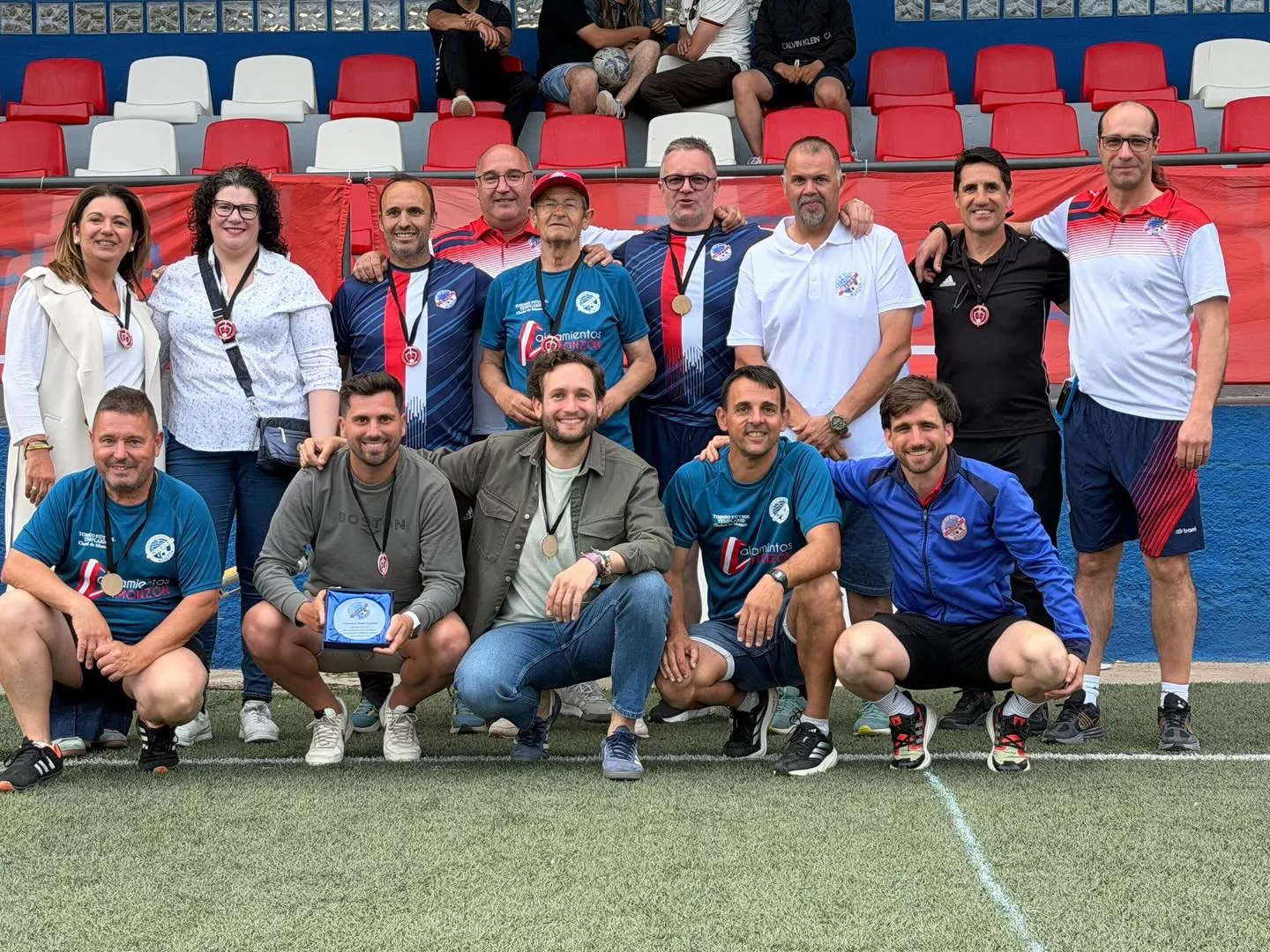 Autoridades y homenajeados por el River