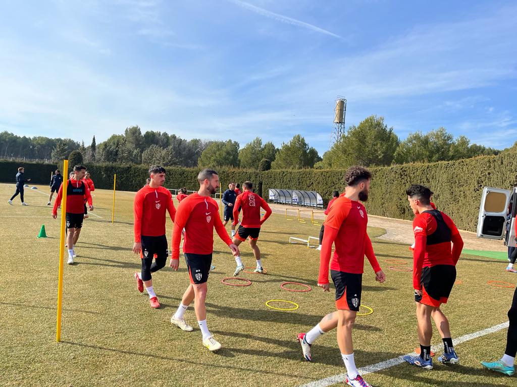 Un momento del entrenamiento del Huesca este miércoles en el IES Pirámide, donde no ha estado Diego Aznar. Foto: Adrián Mora