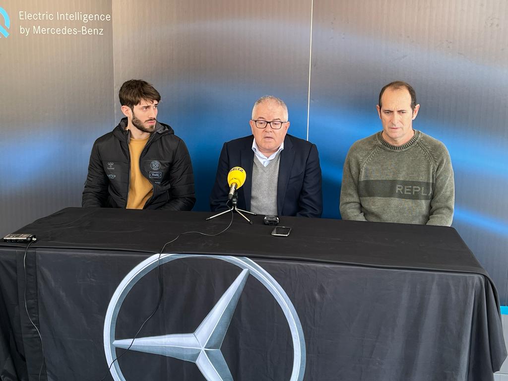 Carmona, Luquín y Nolasco, en la previa del Bada Huesca-FC Barcelona en Ágreda Automóvil Mercedes