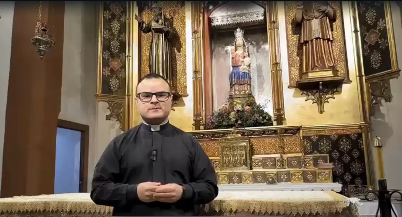 Jaime Cruz en la iglesia del Monasterio de El Pueyo con la Virgen de El Pueyo detrás
