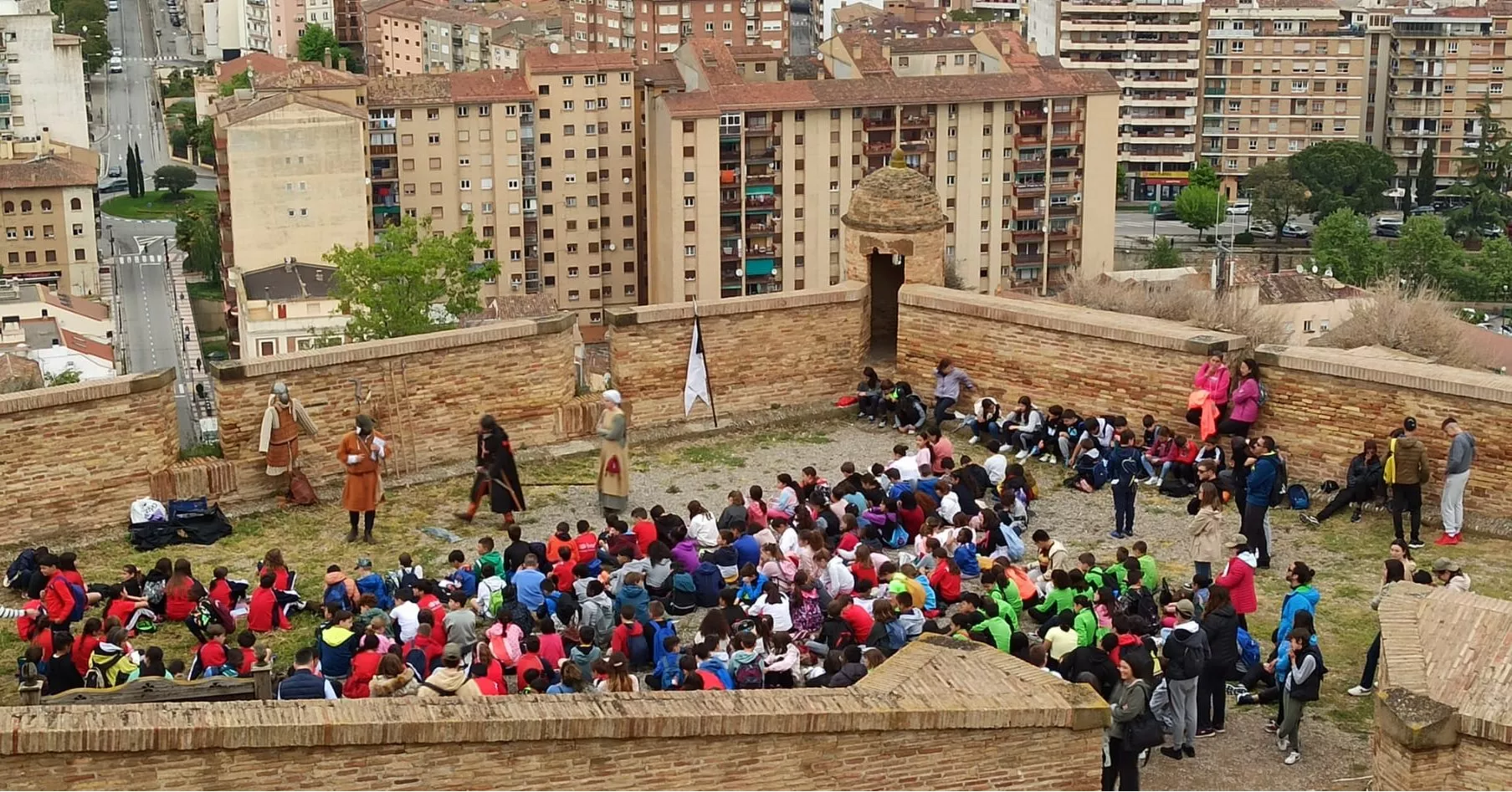 Monzón acerca el Homenaje Templario a los escolares con visitas y recreaciones en el castillo.