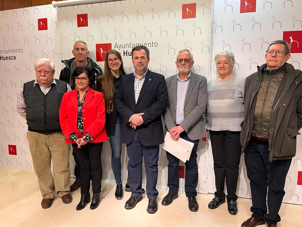 José Luis Cadena con Juan Hidalgo y otros miembros de la Plataforma de Voluntariado de Huesca.