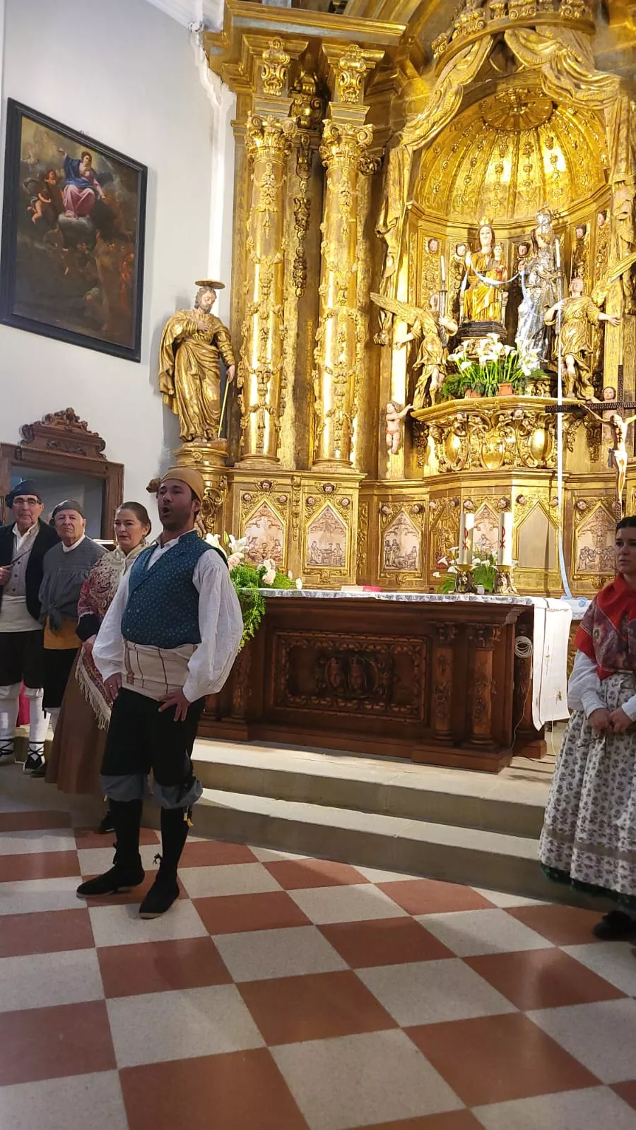 Antonio Pertusa, con las vírgenes detrás