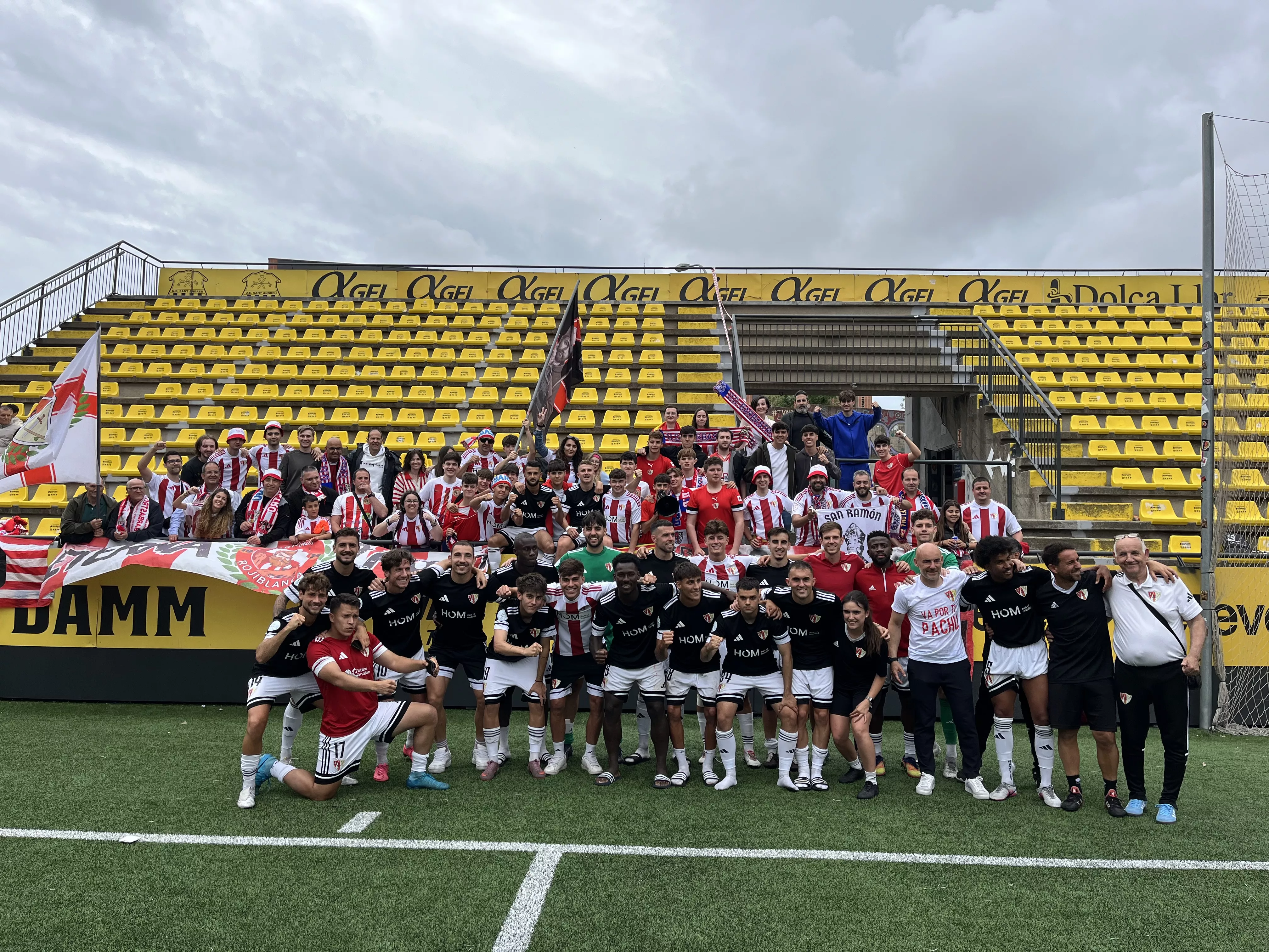 La UD Barbastro celebra junto a su afición la salvación. Foto: Adri Mora