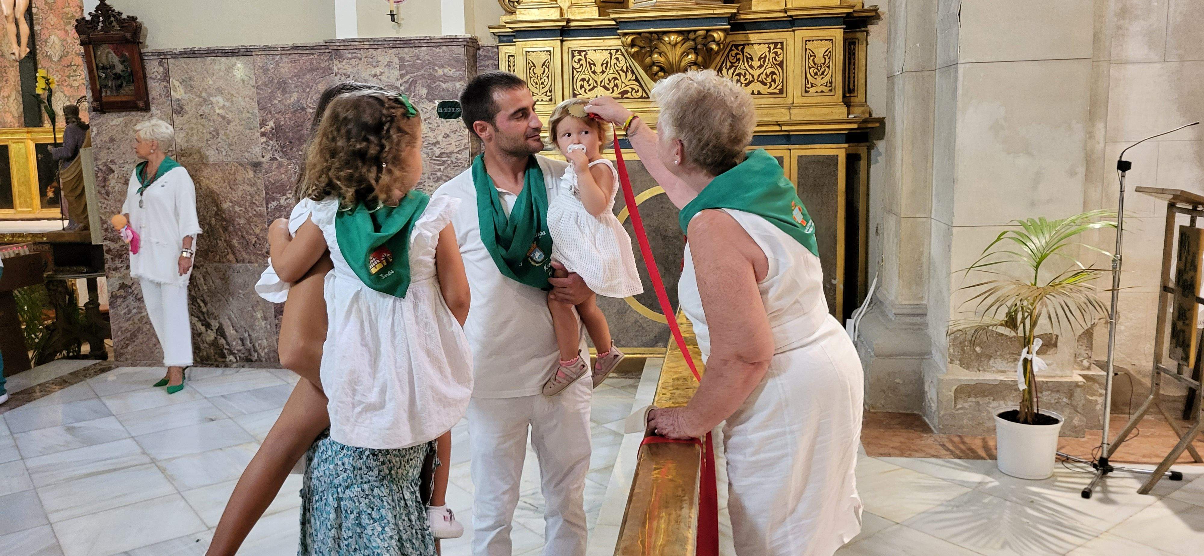Cientos de familias acuden a la presentación de los niños a San Lorenzo