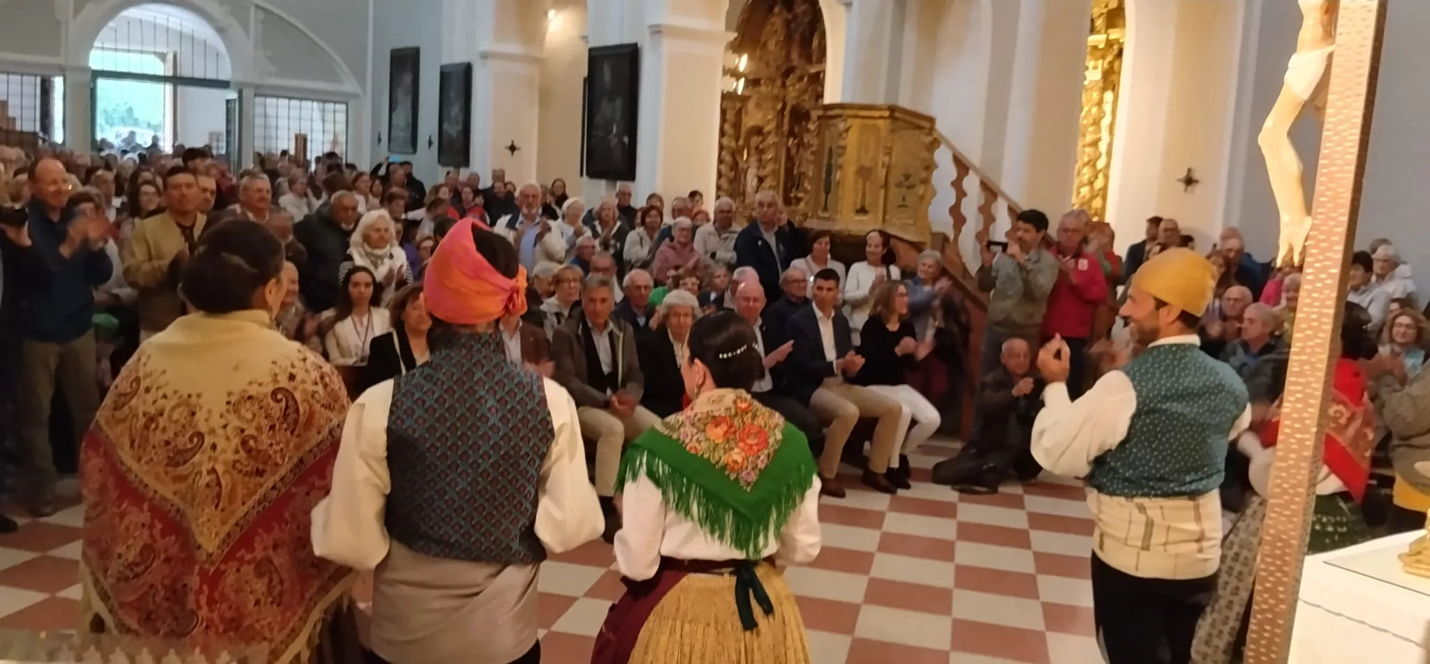 Romería a Salas con la Agrupación Folklórica Santa Cecilia y el templo abarrotado