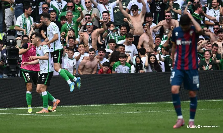 Andrés Martín celebra un gol ante el Huesca, con Luna cabizbajo. Foto: LaLiga