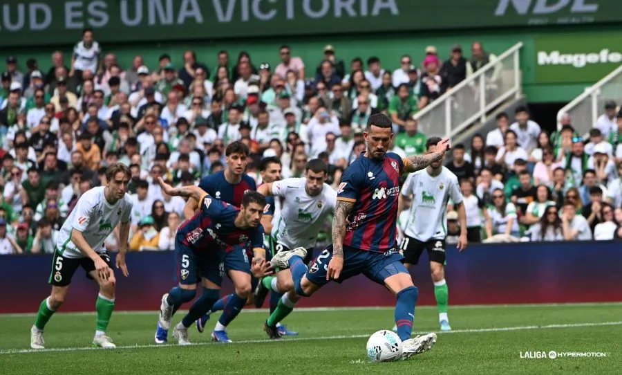 Sielva marca de penalti, de los jugadores del Huesca más destacado con sus dos goles