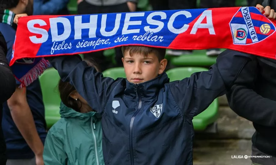 Un pequeño aficionado de la SD Huesca en Santander. Foto Laliga