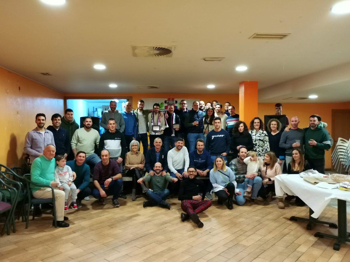 Miembros de la peña Foro Oscense, posan junto a Marín y Sipán.v