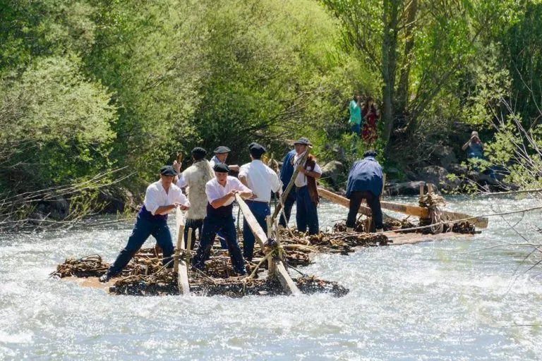 Hecho celebra su homenaje a los navateros con el XVII Descenso y el concierto de Puro Relajo.
