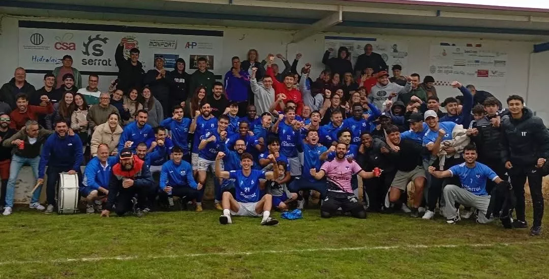 Jugadores y afición del Binaced celebran el ascenso.