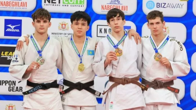 Lucas Montes, a la izquierda, en el podio con la medalla de plata.