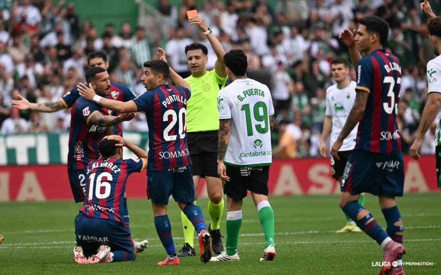 El Huesca recurrirá la tarjeta roja que vio Jesús Álvarez en Santander