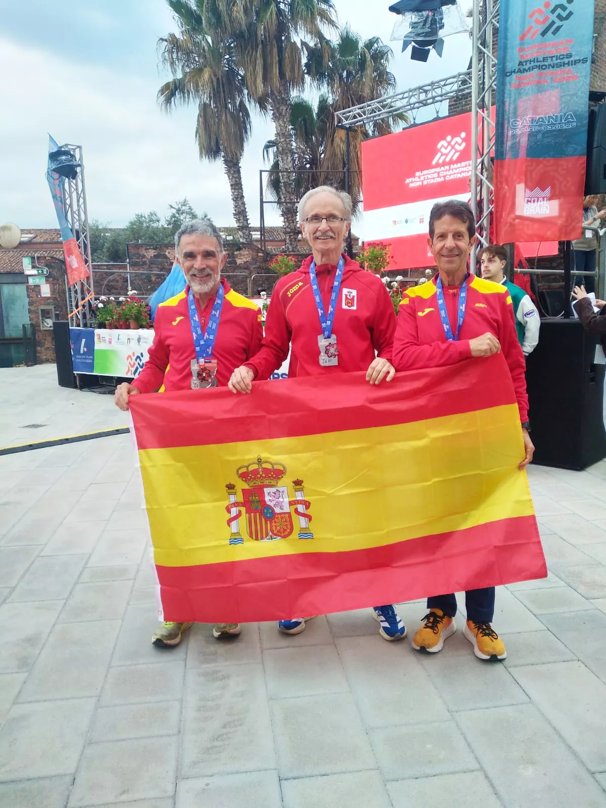 Ángel Ruata, Manolo Barrios y Pedro Aranda, plata por equipos M-65.